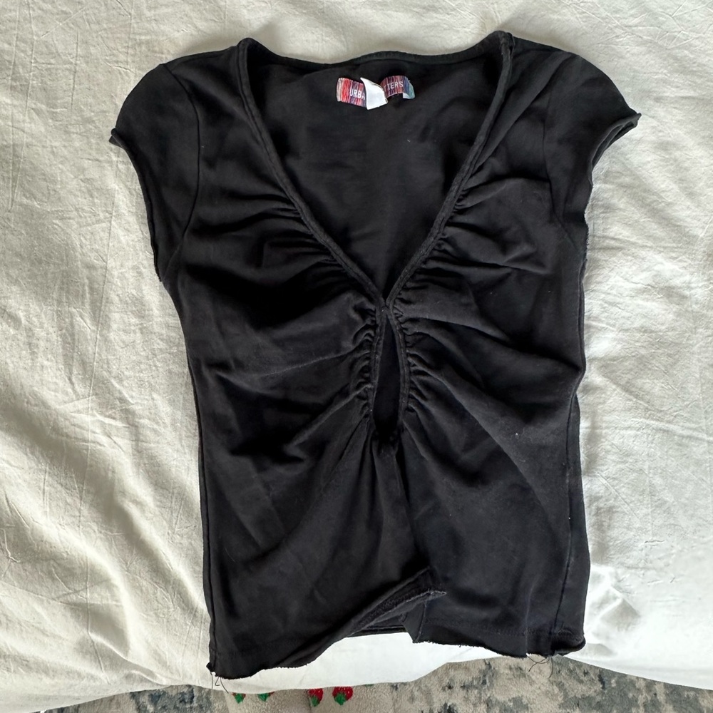Super cute black scrunch top with a cut-out in the middle